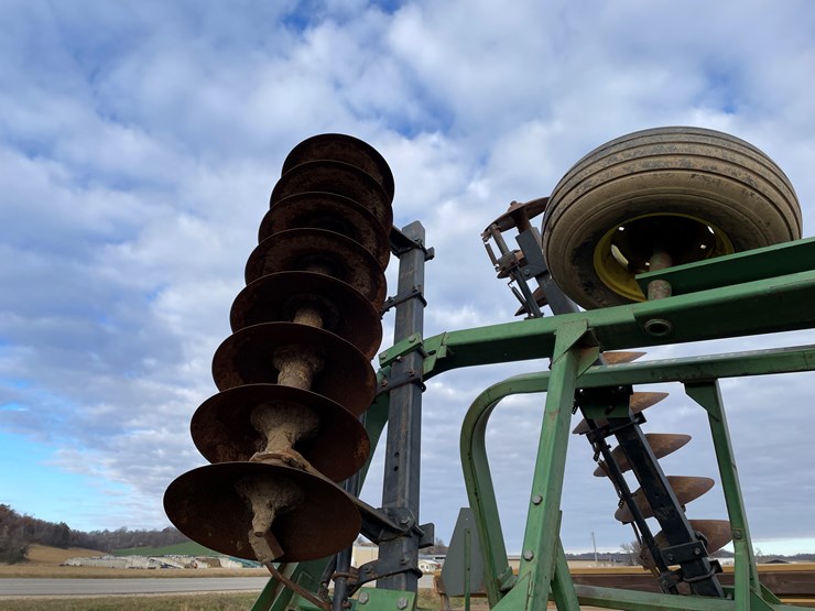 john-deere-235-image-11