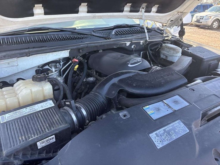 2005-chevrolet-suburban-image-26