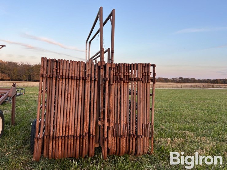portable-panels-w/loading-gate-on-trailer-image-7