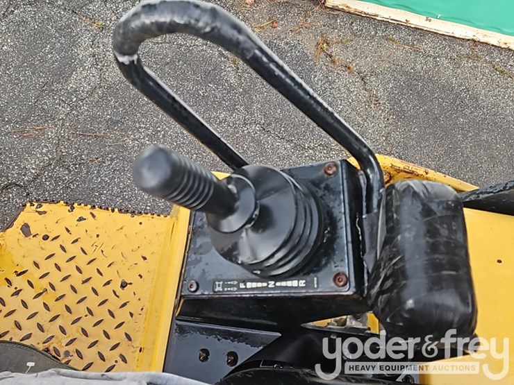 2011-caterpillar-cb34b-image-30