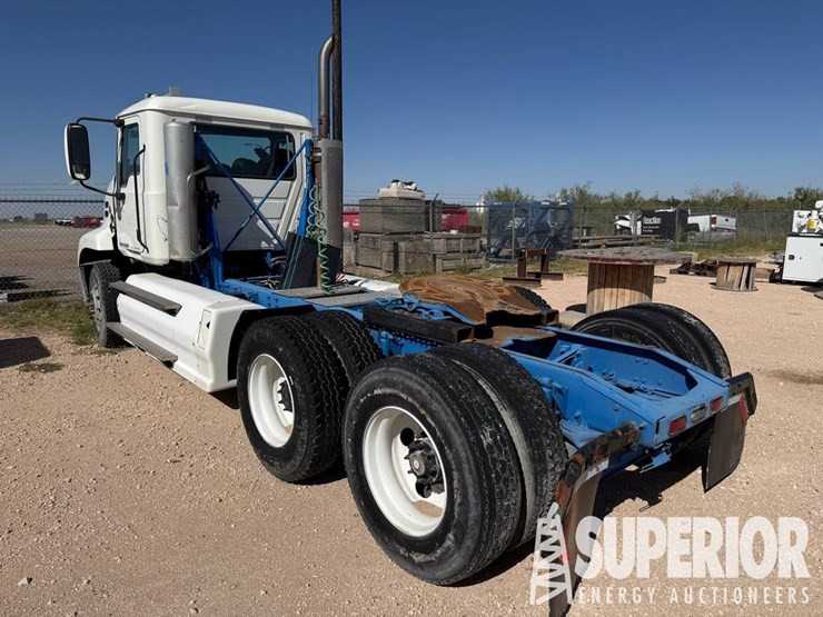 (x)-(3-1)-2017-mack-cxu633t-t/a-truck-tractor-w/-...-image-2