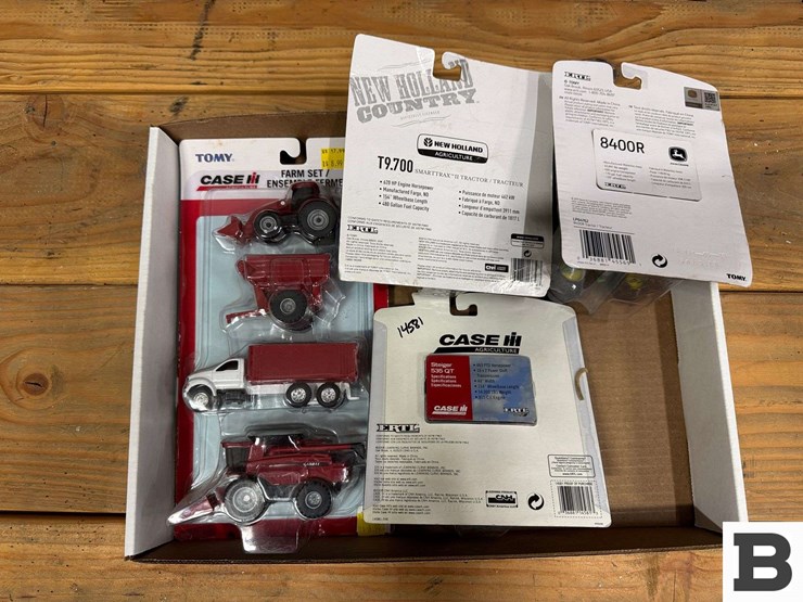 tomy-replica-case-ih-toy-farm-set,-replica-john-deere-8400r-tractor,-replica-t9.700-tractor-image-3