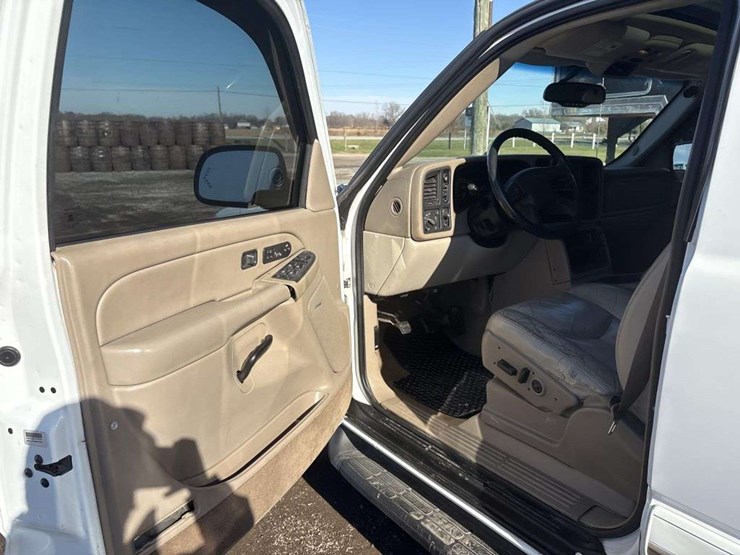 2005-chevrolet-suburban-image-12