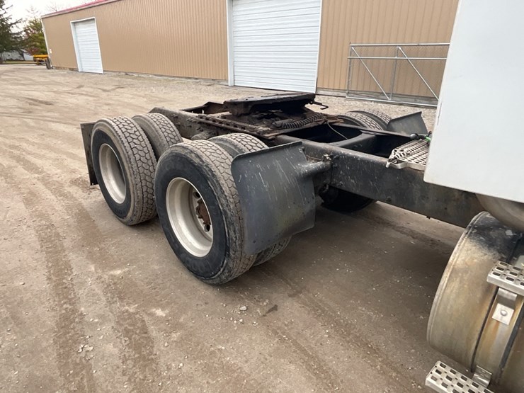 2002-volvo-vnl-day-cab-image-8