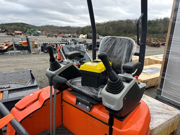 #109-•-2025-land-hero-ldh-me18-mini-excavator-image-5