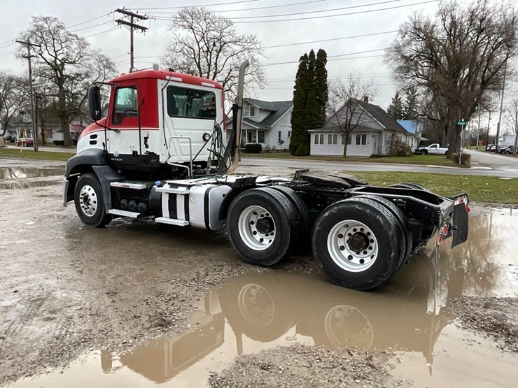 2012-mack-cxu613-day-cab-image-10
