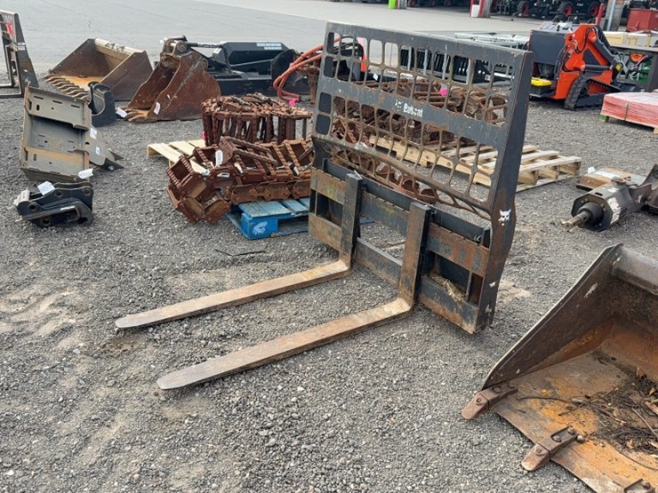 #2015-•-bobcat-48"-skid-steer-pallet-forks-image-2