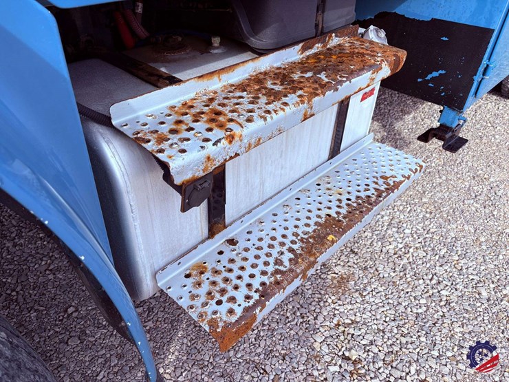 2009-freightliner-m2-106-image-17