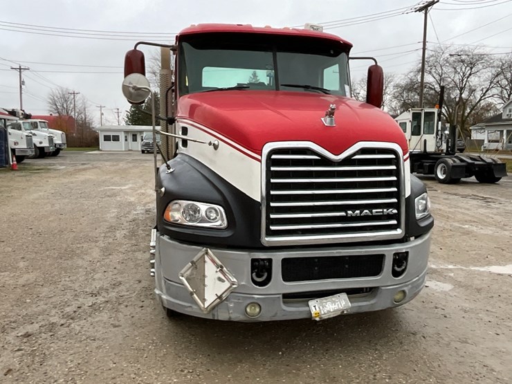 2013-mack-cxu613-day-cab-image-4