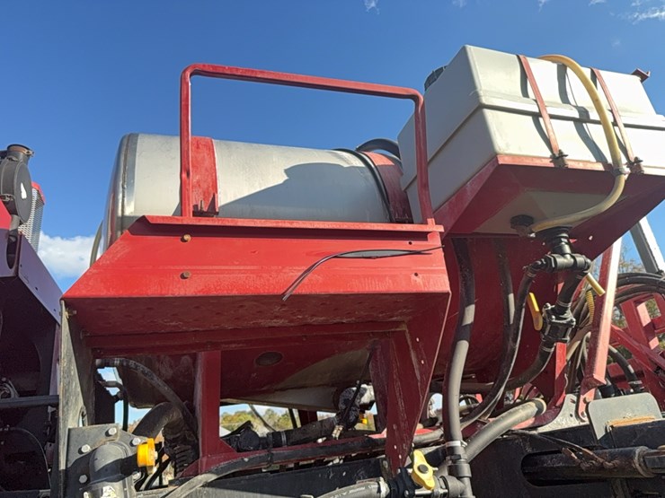 case-ih-3185-patriot-sprayer-image-77