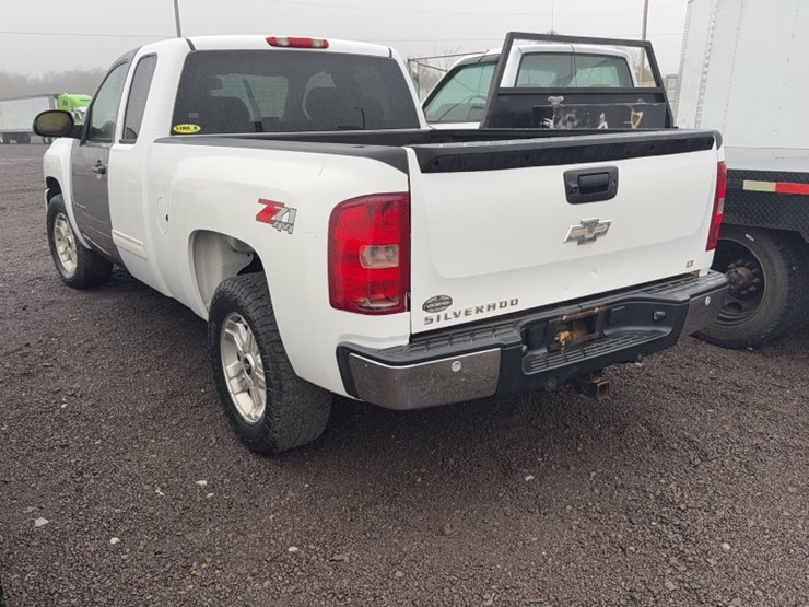 #3020-•-2009-chevy-silverado-z71-pickup-truck-image-10