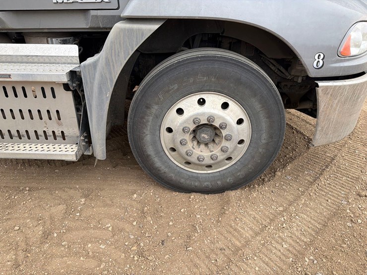 2014-mack-cxu613-semi-image-13