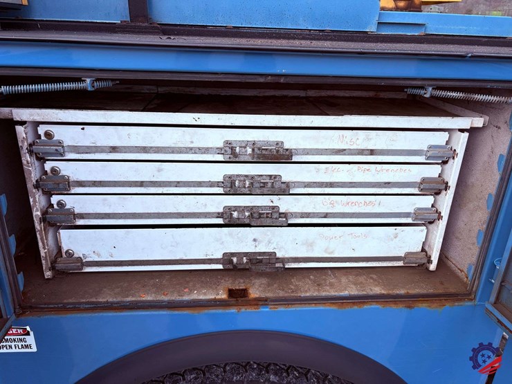 2009-freightliner-m2-106-image-39