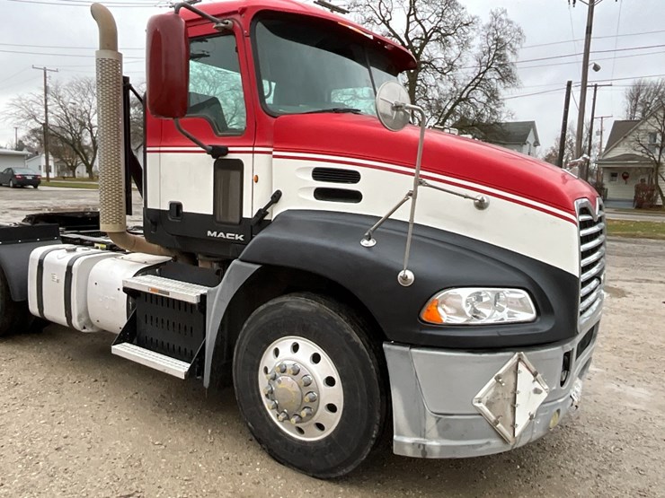 2013-mack-cxu613-day-cab-image-6