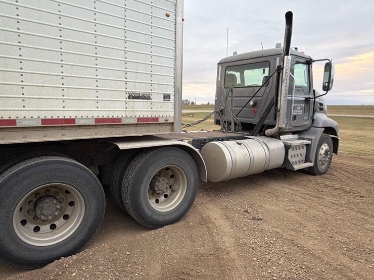 2014-mack-cxu613-semi-image-11