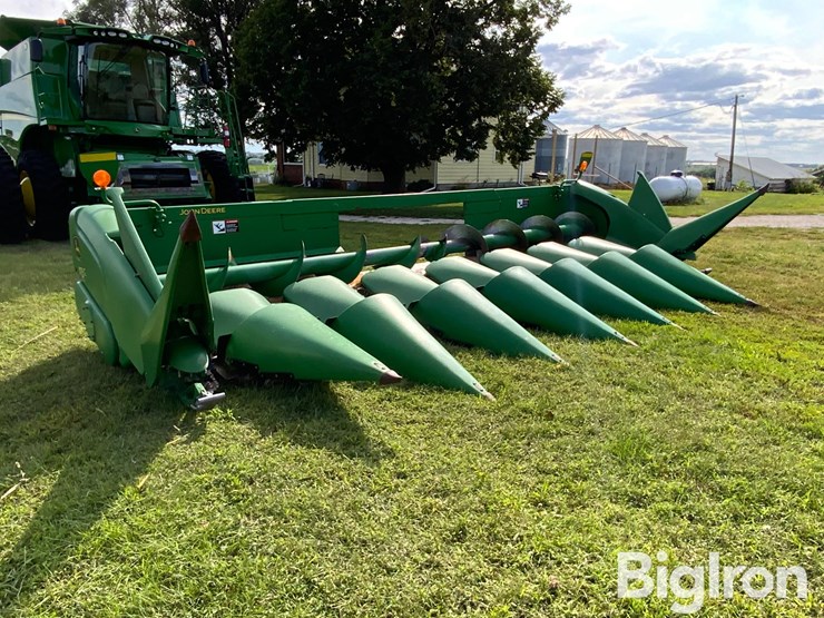 2010-john-deere-608c-image-3