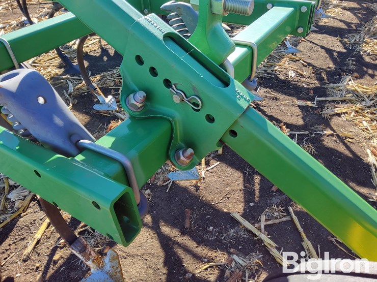 2011-john-deere-2210l-image-12