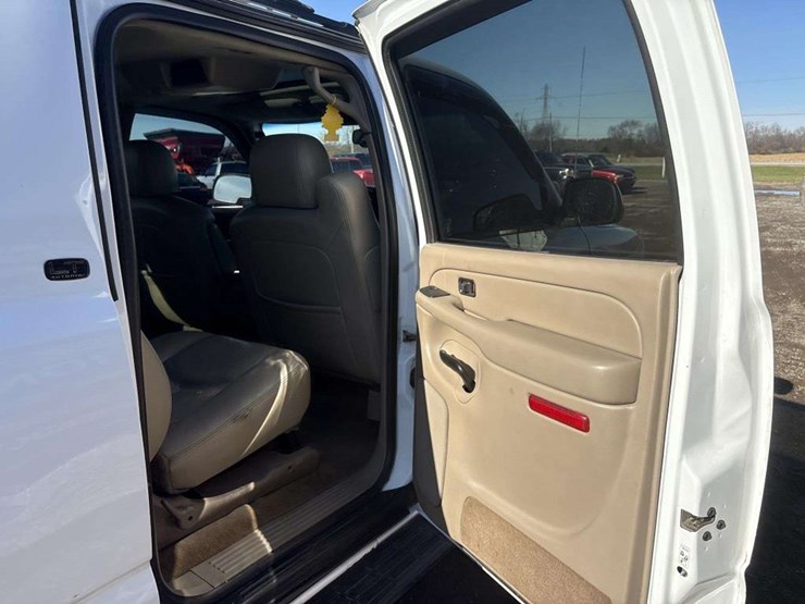2005-chevrolet-suburban-image-17