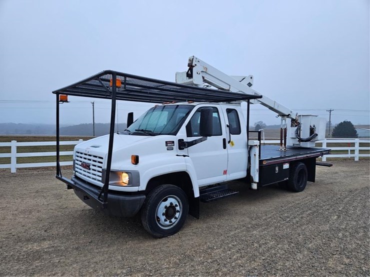 #3284-•-2003-gmc-c5500-aerial-truck-image-1