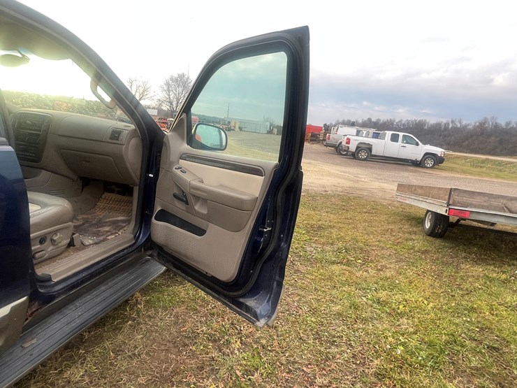 2004-ford-explorer-image-26