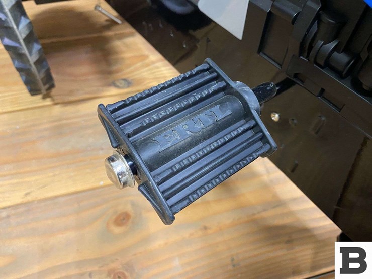 new-holland-t8.035-genesis-toy-pedal-tractor-image-6