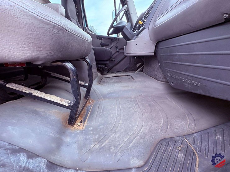 2009-freightliner-m2-106-image-75