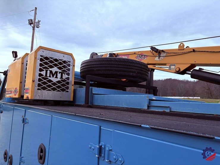 2009-freightliner-m2-106-image-44