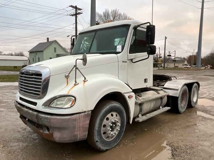 2006-freightliner-cl120-day-cab-image-1