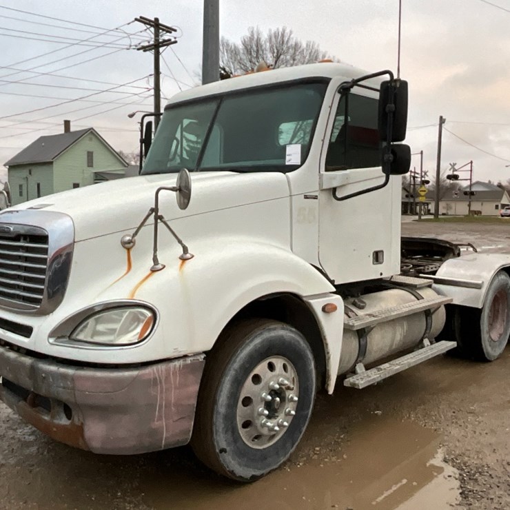 2006 Freightliner CL120 Day Cab
