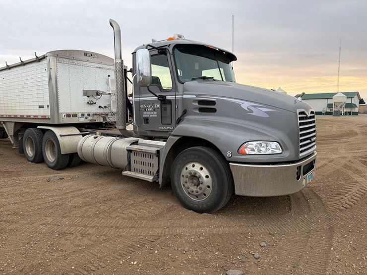 2014-mack-cxu613-semi-image-9