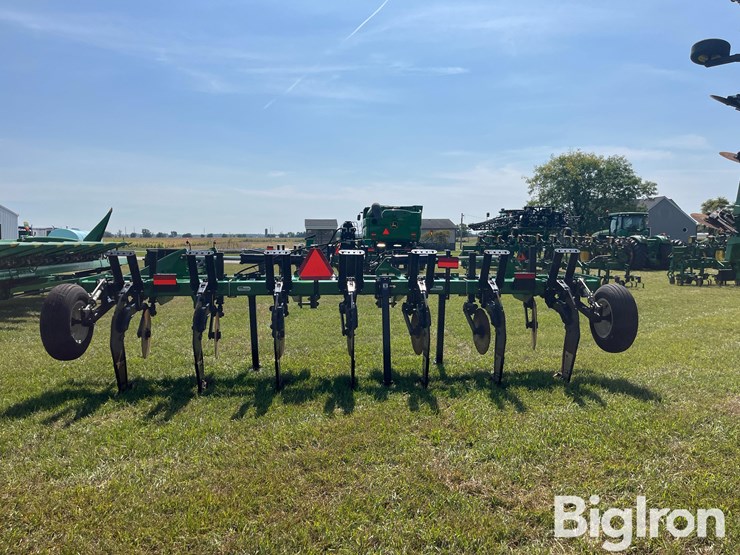 unverferth-132-zone-builder-7-shank-ripper-image-6