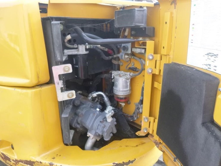 2016-deere-85g-image-32