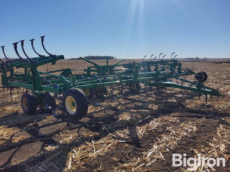 2011-john-deere-2210l-image-3