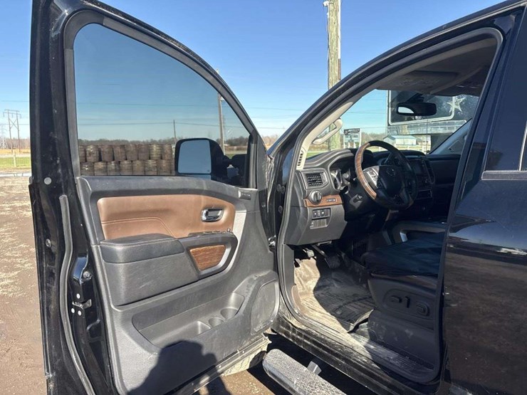 2016-nissan-titan-image-12