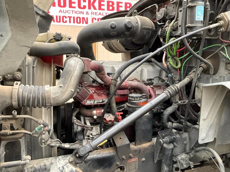 2013-mack-cxu613-day-cab-image-19