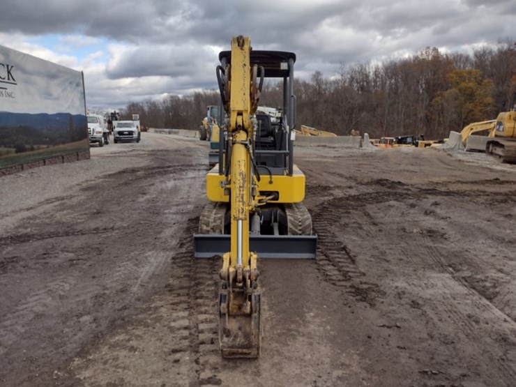 new-holland-ec25-image-2