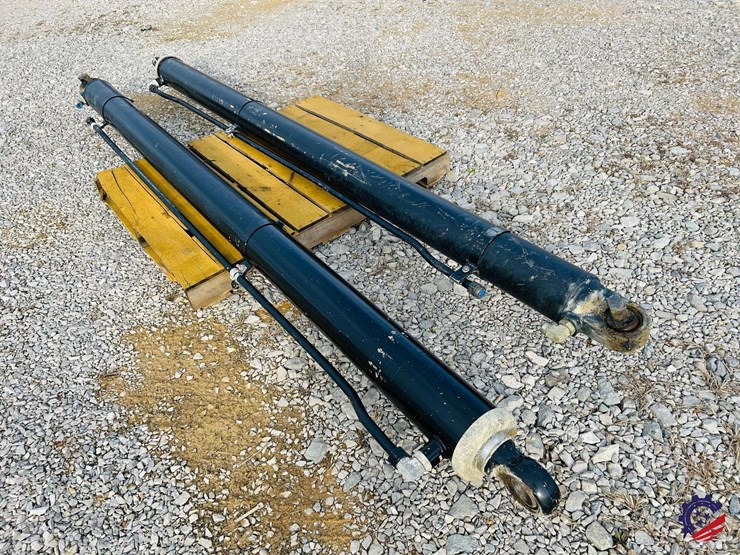 caterpillar-745-image-29