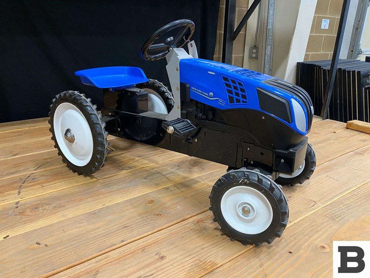 new-holland-t8.035-genesis-toy-pedal-tractor-image-3
