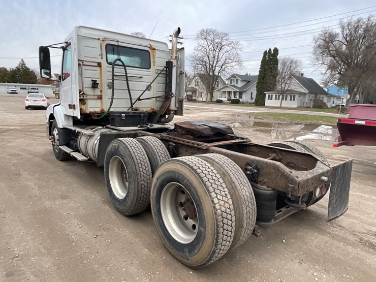 2002-volvo-vnl-day-cab-image-12