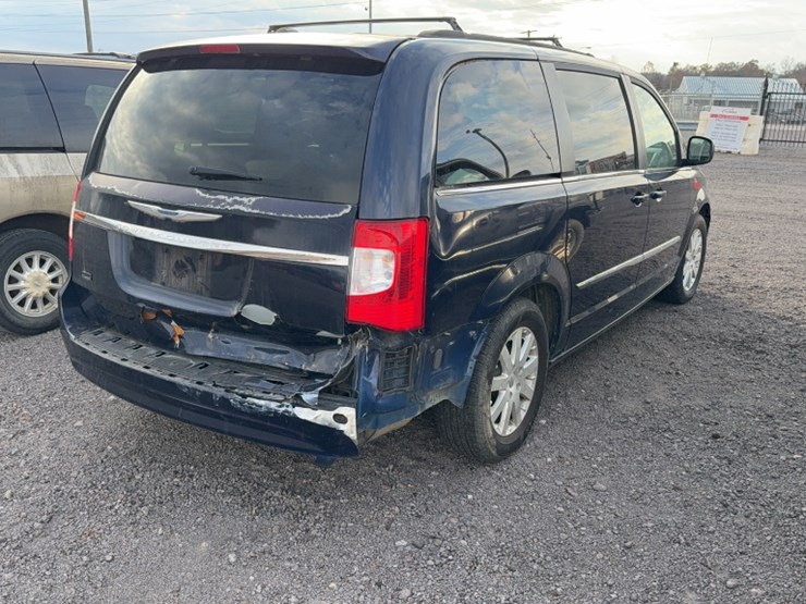 2014-chrysler-town-&-country-image-8