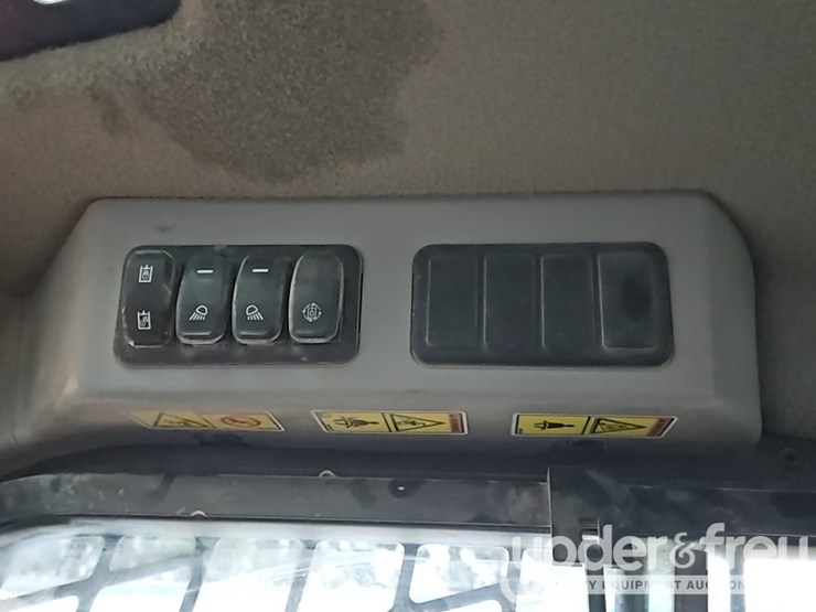 2021-caterpillar-299d3-image-30