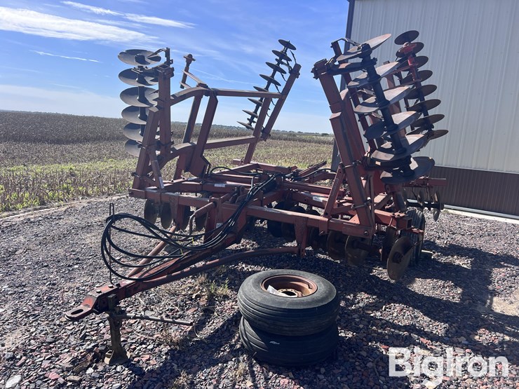 massey-ferguson-820-image-1