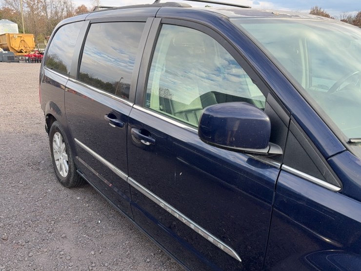 2014-chrysler-town-&-country-image-7