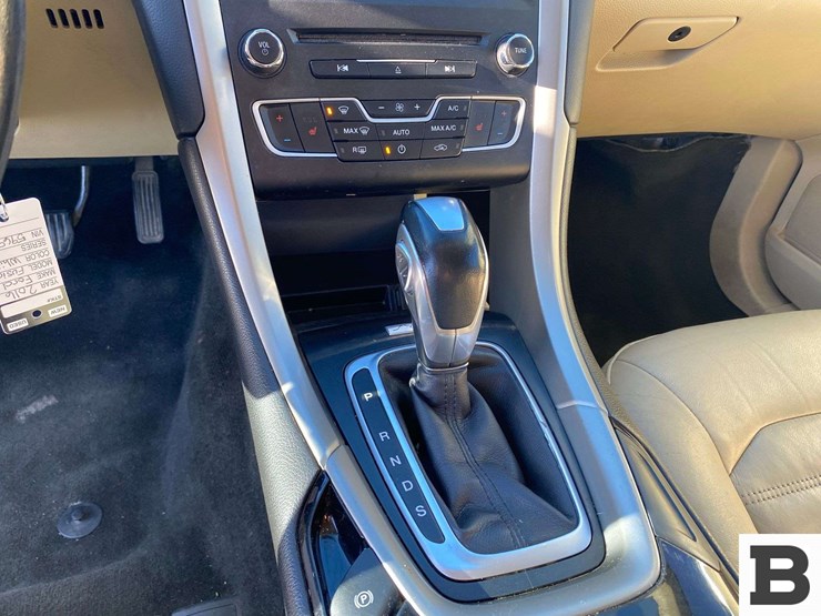 2016-ford-fusion-sedan-image-27