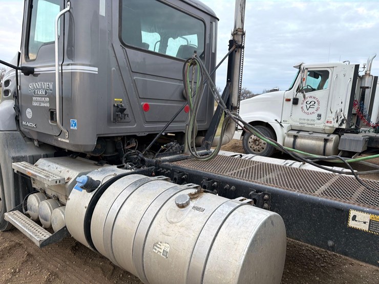 2014-mack-cxu613-semi-image-4