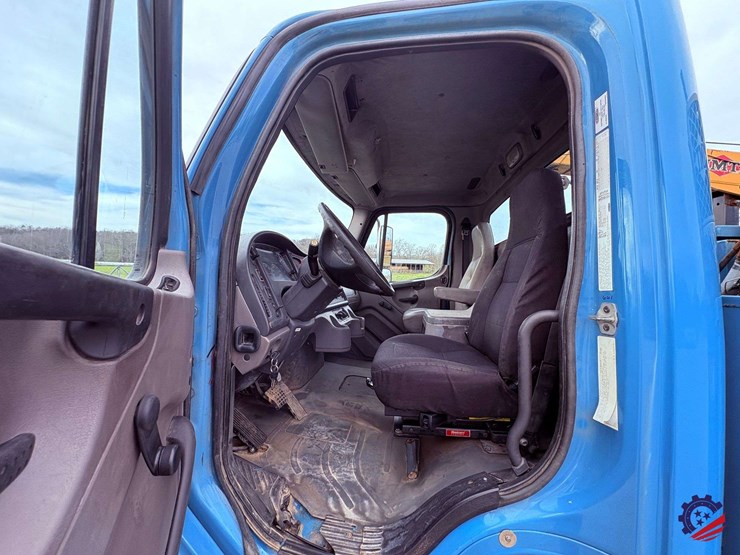 2009-freightliner-m2-106-image-79