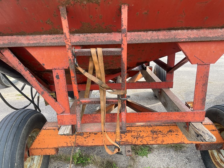 #1467-•-bushnell-gravity-cart-with-auger-image-7