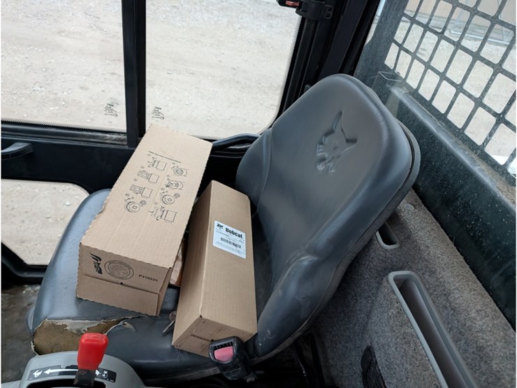 2009-bobcat-5600-toolcat-image-16