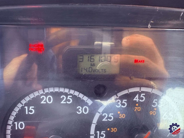 2009-freightliner-m2-106-image-87