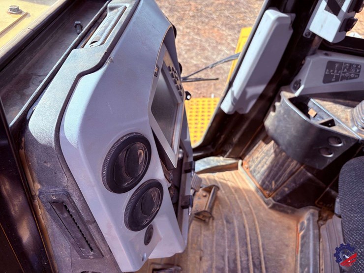 2019-caterpillar-d6t-xw-image-105